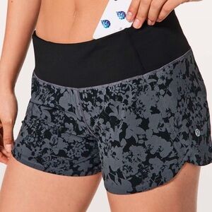 Lululemon Run Times Short II*4"
Efflorescent Nebula Black / Black